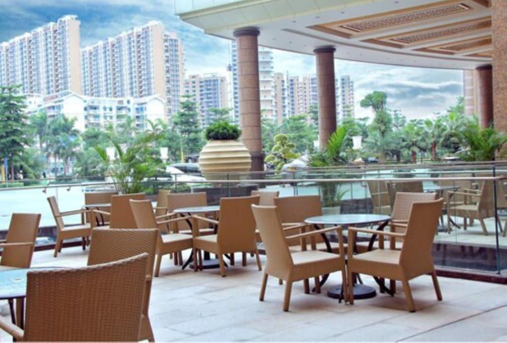 Ramada Shenzhen Baoan Hotel Bagian luar foto