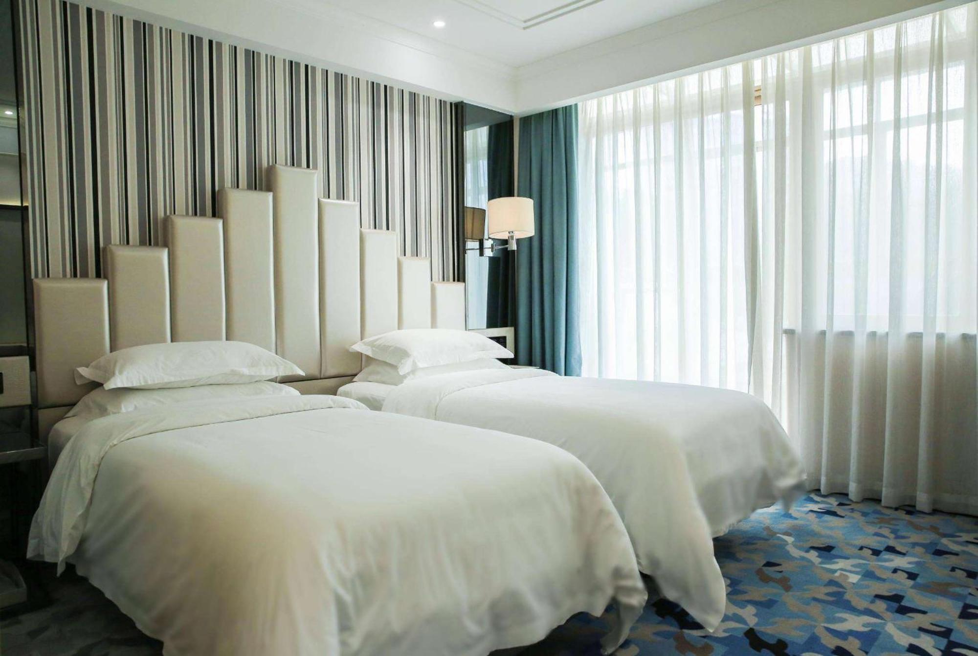 Ramada Shenzhen Baoan Hotel Bagian luar foto
