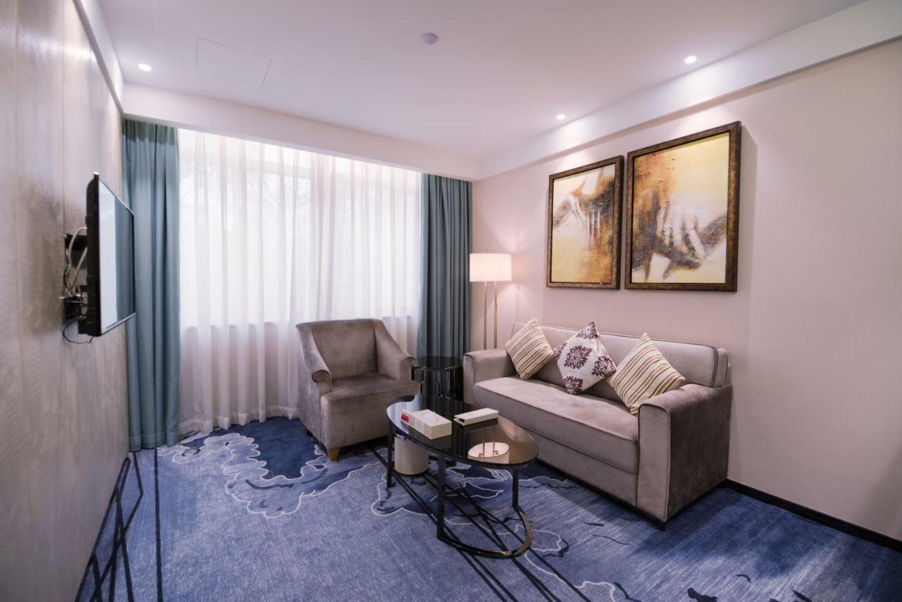 Ramada Shenzhen Baoan Hotel Bagian luar foto